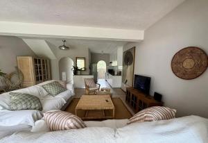 Lalamanzi Beach Villa - Direct Beach Access