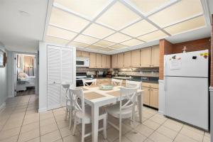 Beautiful 2 Bedroom Century I Condo with ID Pool