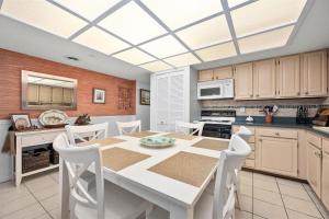 Beautiful 2 Bedroom Century I Condo with ID Pool