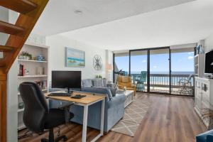 Beautiful 2 Bedroom Century I Condo with ID Pool