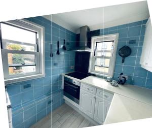 Lovely flat close to Oval Station