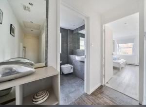 Lovely flat close to Oval Station