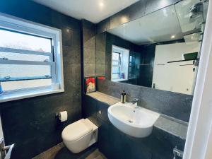 Lovely flat close to Oval Station