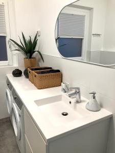 Apartment Madeline - Stunning Lake View with a Pool and a Private Parking