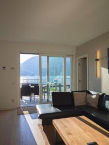 Apartment Madeline - Stunning Lake View with a Pool and a Private Parking