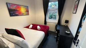 4 Bedroom Home-Sleeps 9-Next to Kingsholm Stadium-10 Miles Cheltenham Races