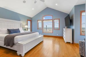 Coastal Blue Steps to North Beach Family & Dog Friendly Home