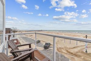 Coastal Blue Steps to North Beach Family & Dog Friendly Home