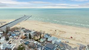 Coastal Blue Steps to North Beach Family & Dog Friendly Home