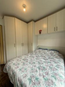 Apartamento com AR, proximo a roda gigante com lazer