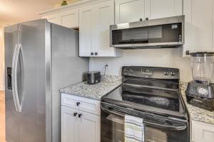 Quiet and Modern Family Home in Spring Lake