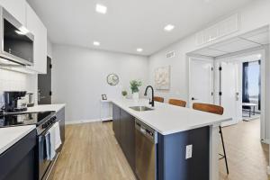 Bright Modern 2BR Apartment in Prime Location