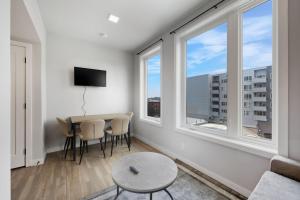 Contemporary 2BR Apartment Near Everything