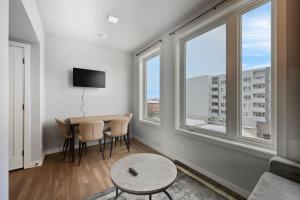 Contemporary 2BR Apartment Near Everything