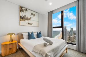 The Sunrise - NEW Beachfront 3BR 180 degree Ocean View with Parking Pool and GYM