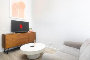 Modern Woodstock Studio Rooftop Pool & Views