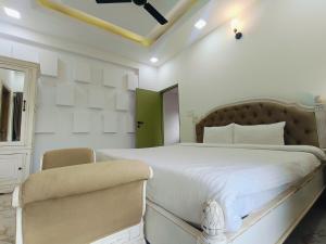 Sea View 4BHK Apartment in Panjim with Pool & Balcony