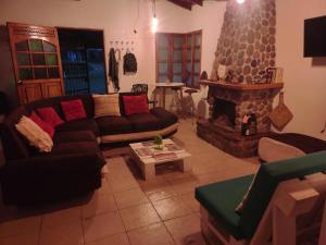 Casa Rustica con chimenea en su interior, rodeado de los cuatro elementos tierra, fuego, aire y agua, ubicada en sector tranquilo, para descansar en familia o amigos,