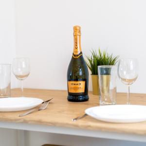 Cozy Two Bed Apartment - Parking - Fast Wi-Fi 6CWD