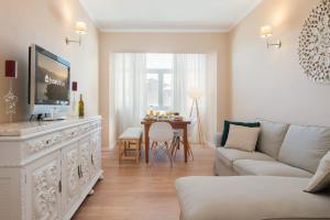 Spacious Vintage Flat by HostWise