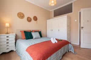 Spacious Vintage Flat by HostWise