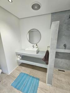 3 Ensuite Bedrooms, Sea View, Private Pool & Solar