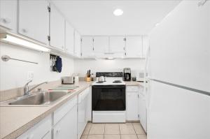 1 Bed Oceanfront Fountainhead Towers Condo with Outdoor Pool!
