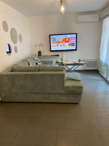 FLC- Vaste T2 -Parking-Air Conditioning-Terrace-6p-St Charles