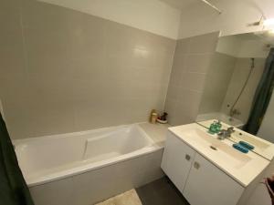 FLC- Vaste T2 -Parking-Air Conditioning-Terrace-6p-St Charles