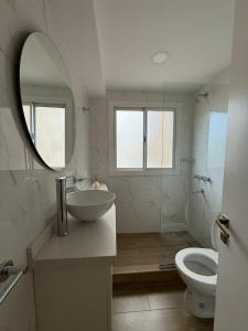 Calido y luminoso 2 ambientes sobre Falucho