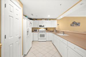 3 Bedroom Uptown Island Breeze Unit with Pool!