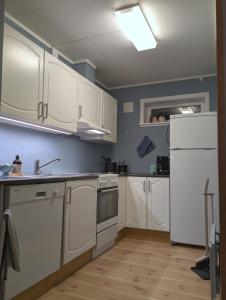 Hillside Top-Row Apartment, Stunning Views