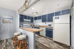 Cozy 1 Bedroom Condo, Steps to the Beach!