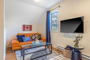 Traveler Friendly Canmore Condo Close to Banff