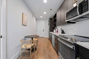 Spacious Studio in Midtown Free Pool and Parking