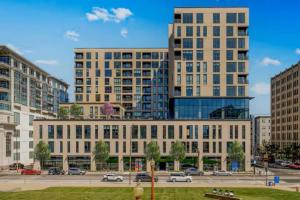 Amazing Townhome in Indy - Free Parking and Gym