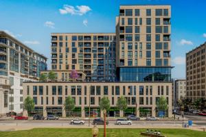 Downtown Contemporary High-Rise with Parking, Pool, Gym