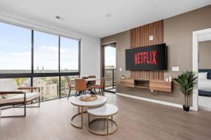 Super LUX SkyTower 2BD Downtown - Parking, Pool, Gym