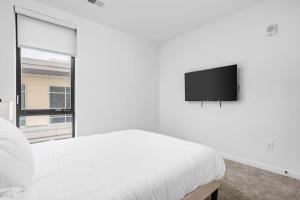 Super LUX SkyTower 2BD Downtown - Parking, Pool, Gym