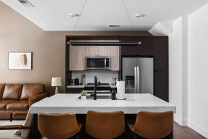 Downtown Townhome Game Room with Pool, Parking, Gym