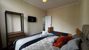 Amplo com 2 quartos e Estacionamento BI94-402