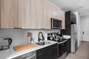 Luxury Downtown High-Rise Suite with Pool & Gym