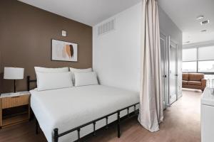 Luxury Downtown High-Rise Suite with Pool, Parking, Gym