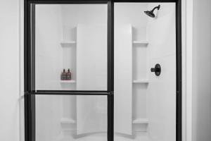 Luxury Downtown High-Rise Suite with Pool, Parking, Gym