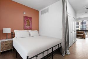 Chic Lux Flat Downtown with Parking, Pool, Gym