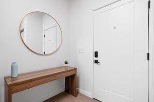 Chic Lux Flat Downtown with Parking, Pool, Gym