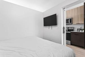 The Indy Suite High-Rise Condo with Pool, Gym