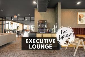 Modern High-Rise in Indy with Pool & Gym