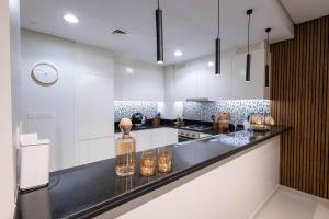 Top Amenities, Luxury 2BR, 5 min. to Burj Khalifa