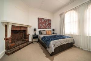 Redgum on Rugless - Coastal Charm near Glenelg Beach